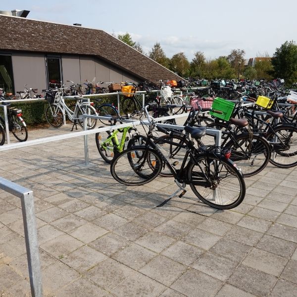 110111 fietsparkeren fietsenrek fietsafscheiding schoolterrein inrichten
